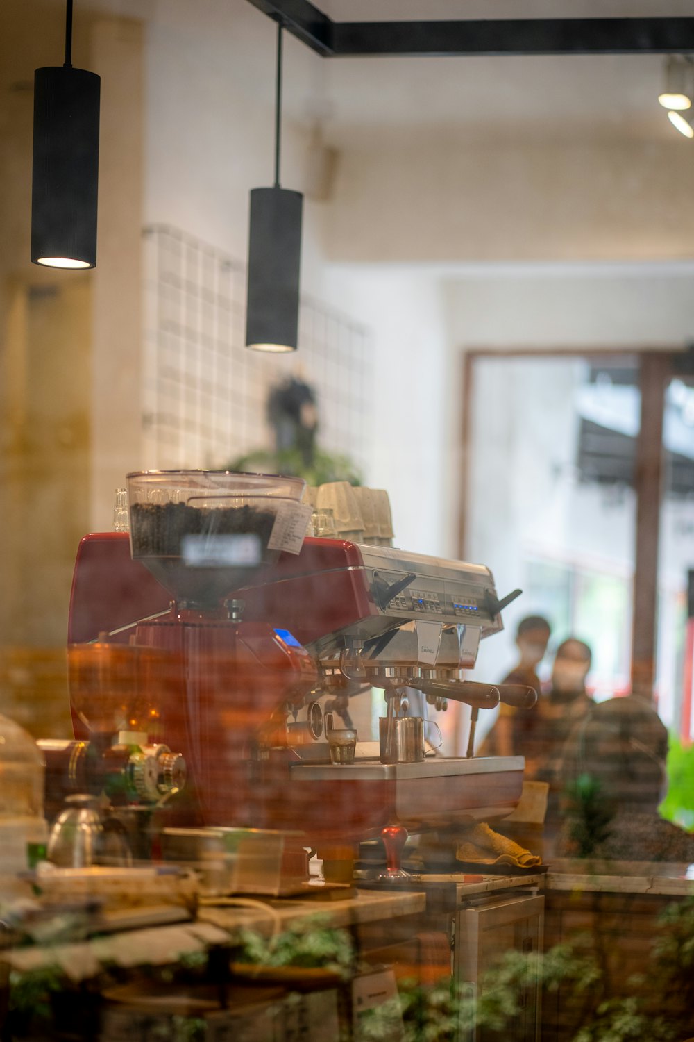 Mesin espresso di atas meja bar