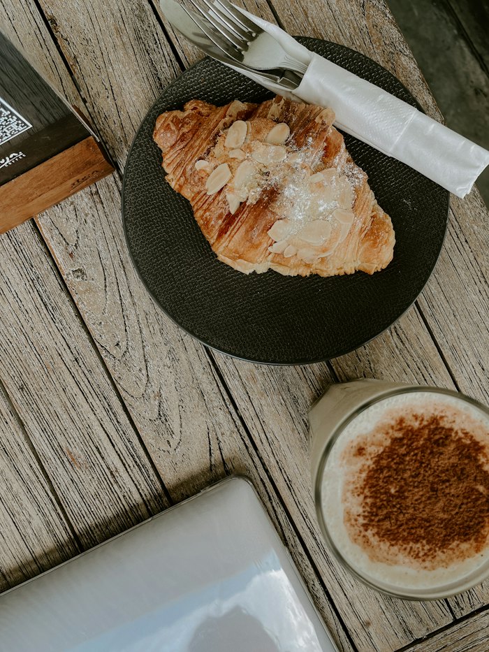 Makanan dan kopi di atas meja