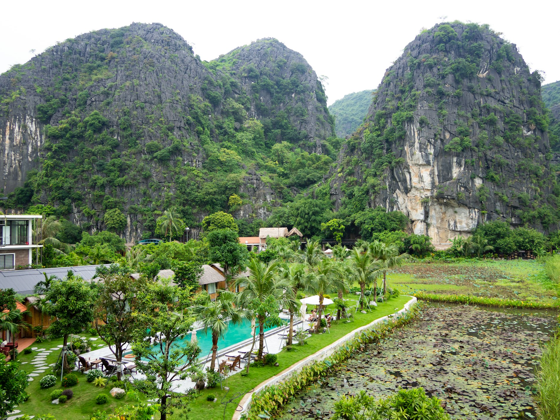 Kolam renang dikelilingi gunung hijau