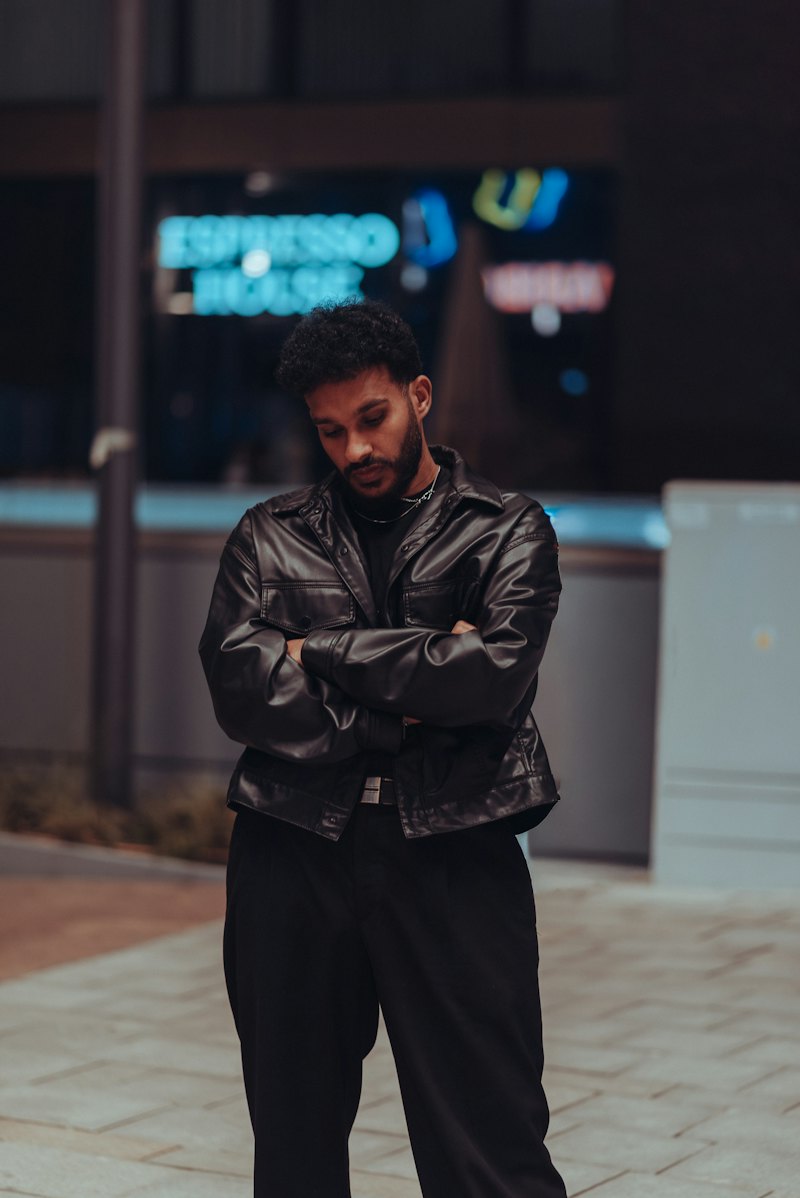 Pria memakai jaket kulit di malam hari